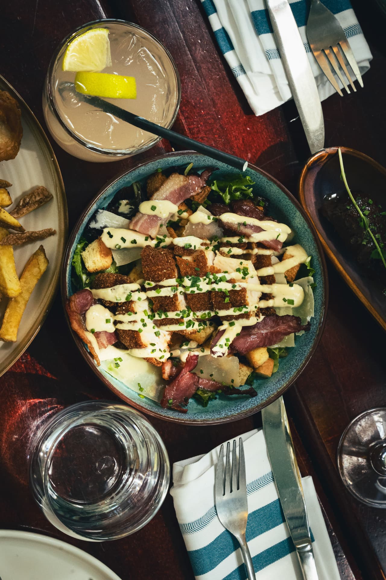 Salade César au poulet pané, bacon et parmesan du Totem