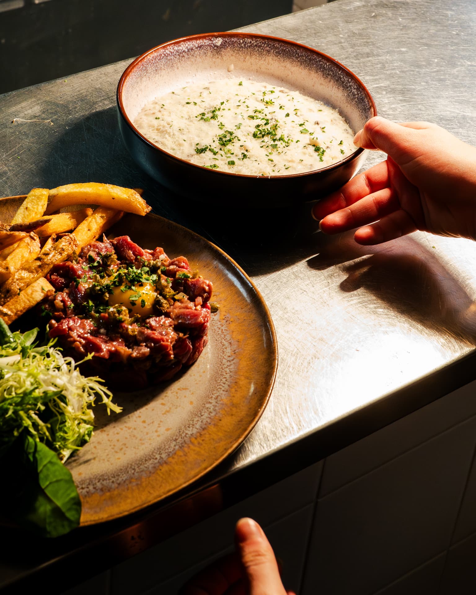 Tartare de bœuf au couteau, œuf et frites maison servi au comptoir du Totem