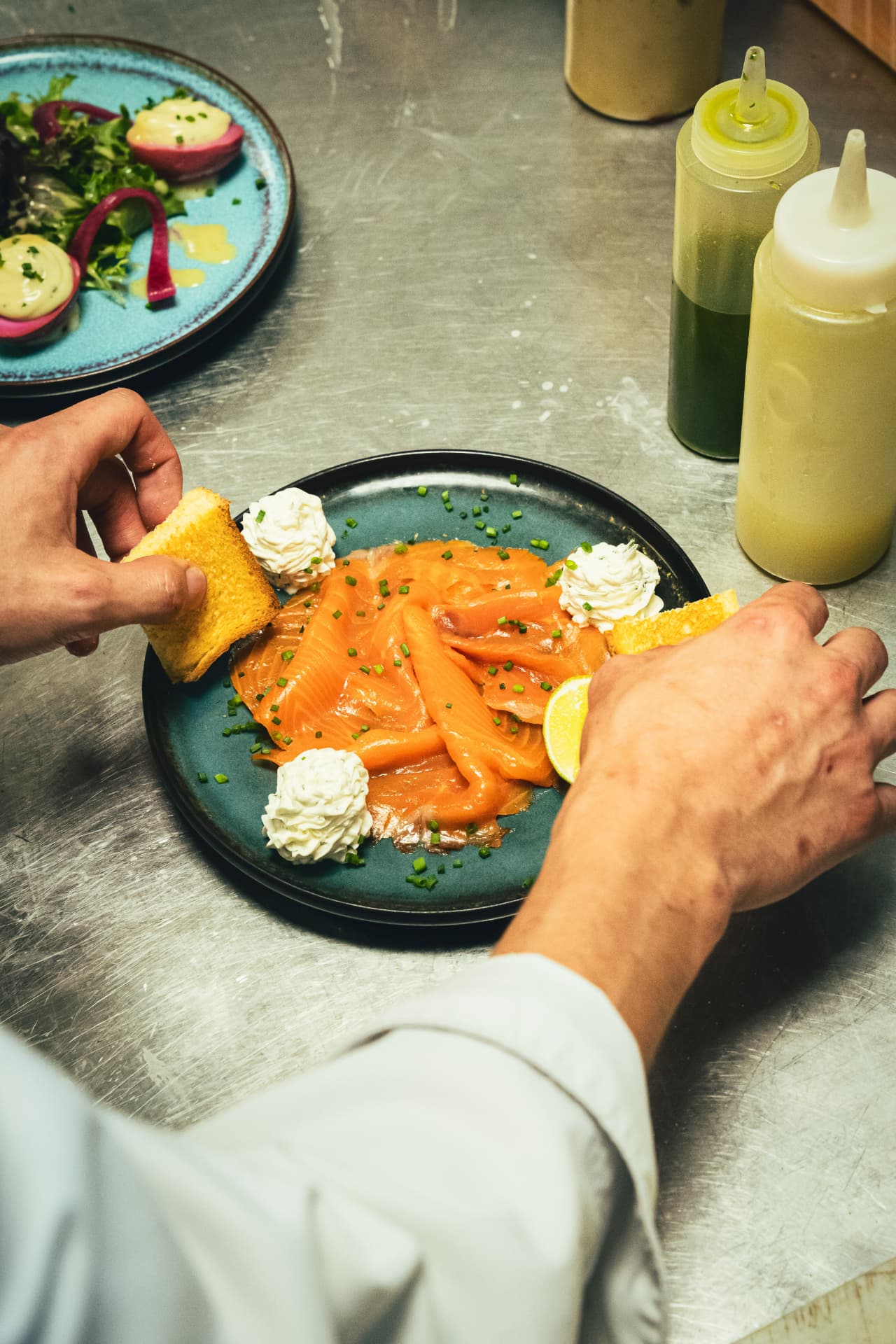 Assiette de truite fumée, crème à l'aneth et toasts briochés dressée par le chef