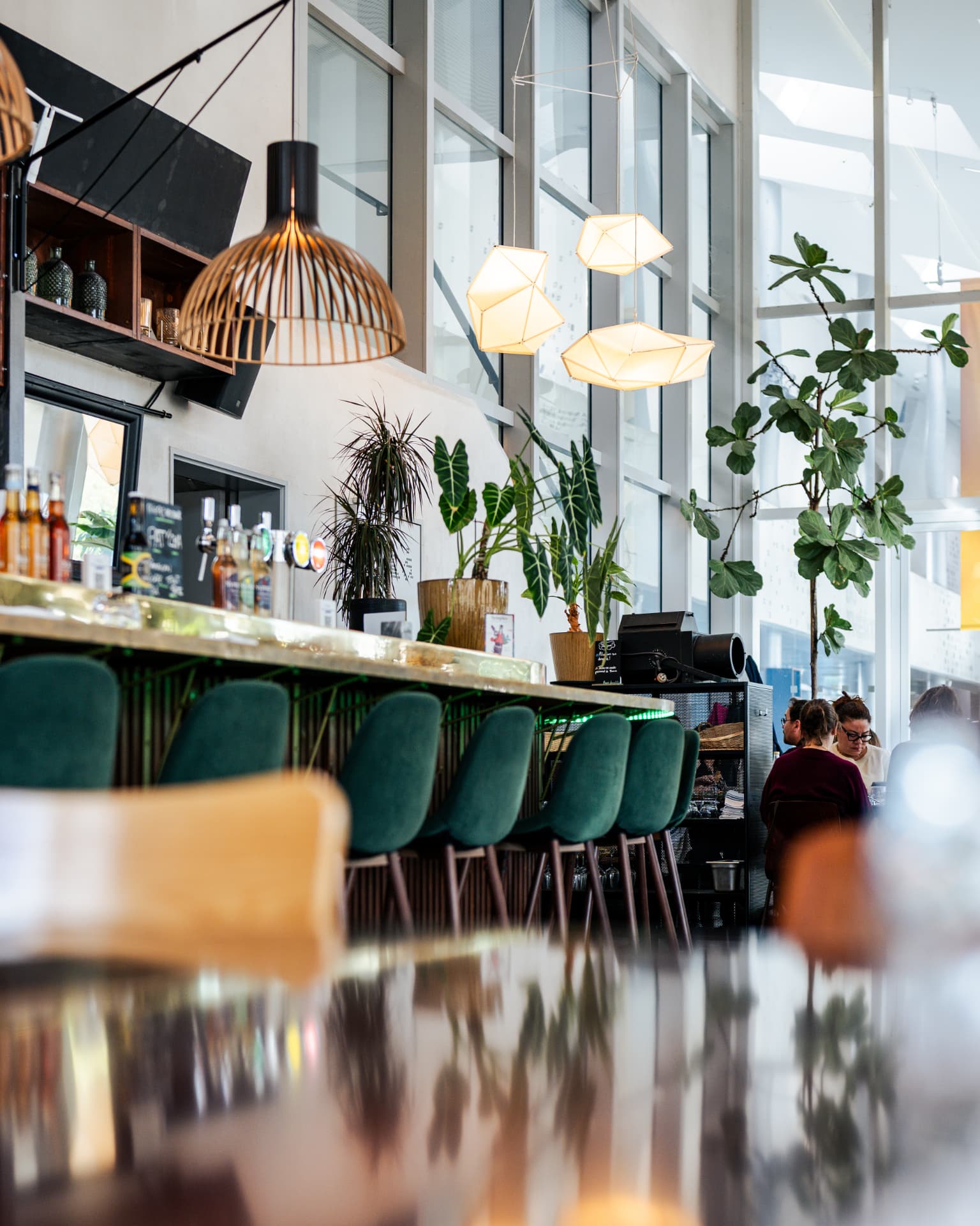 Table dressée avec cocktails et petites assiettes dans la salle du Totem à Lieusaint
