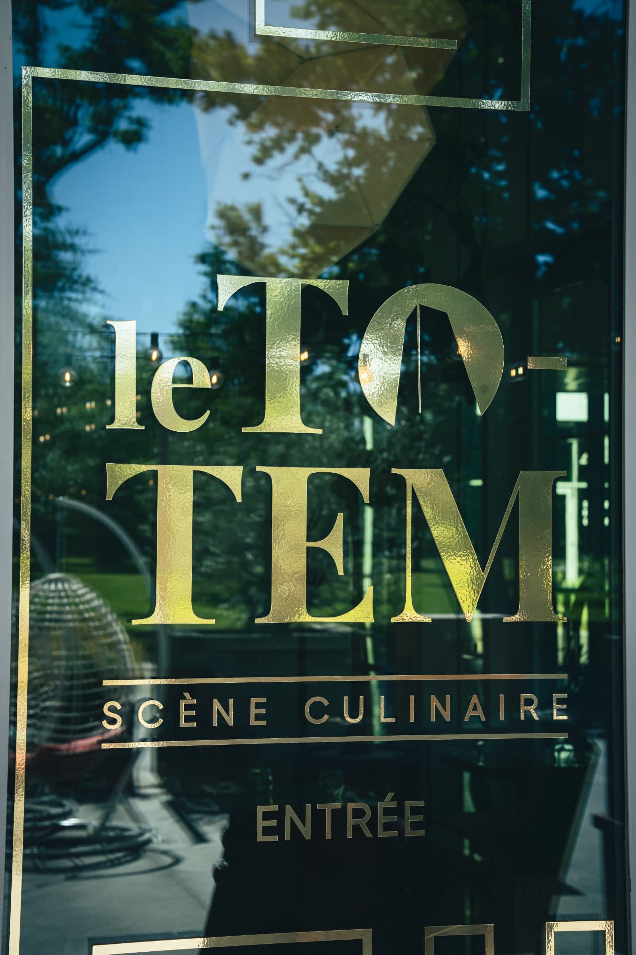 Vitrine dorée du restaurant Le Totem
